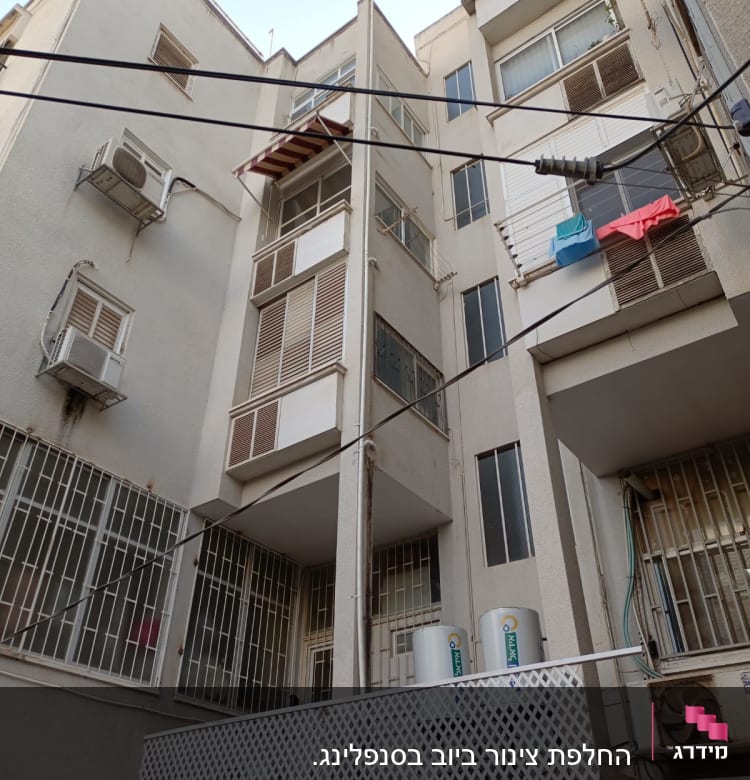 בניין מגורים עם דודי שמש ומזגנים